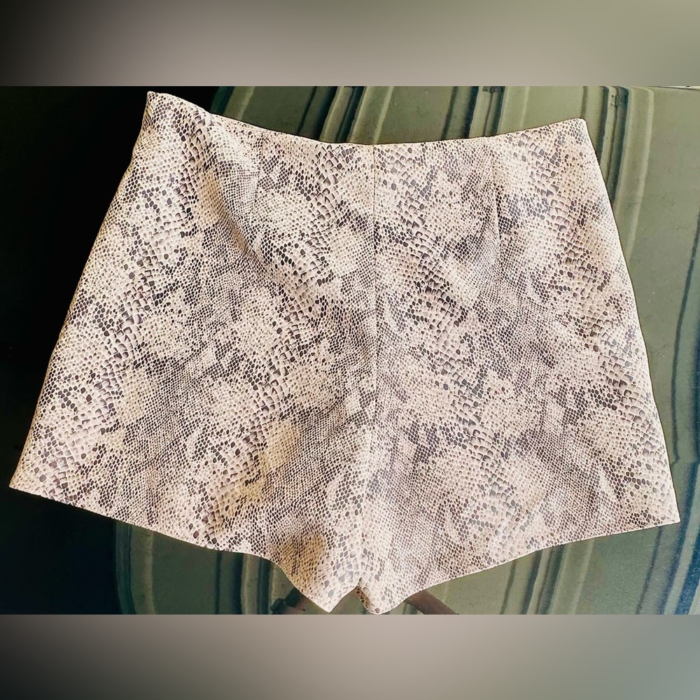 Zara Basic Snake-Print Skort • Size L • Neutral Beige / Tan - Picture 2 of 4